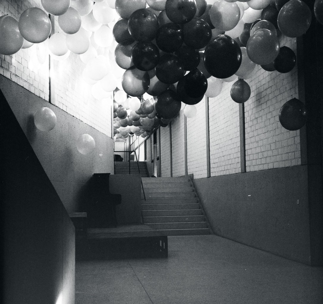 HfG-geschmu-ckt-mit-Balons-1956-Foto-Rolf-Schroeter-c-HfG-Archiv-Museum-Ulm