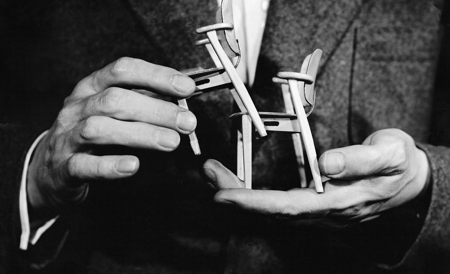 Ilmari-Tapiovaaras-hands-with-miniature-Domus-1940s