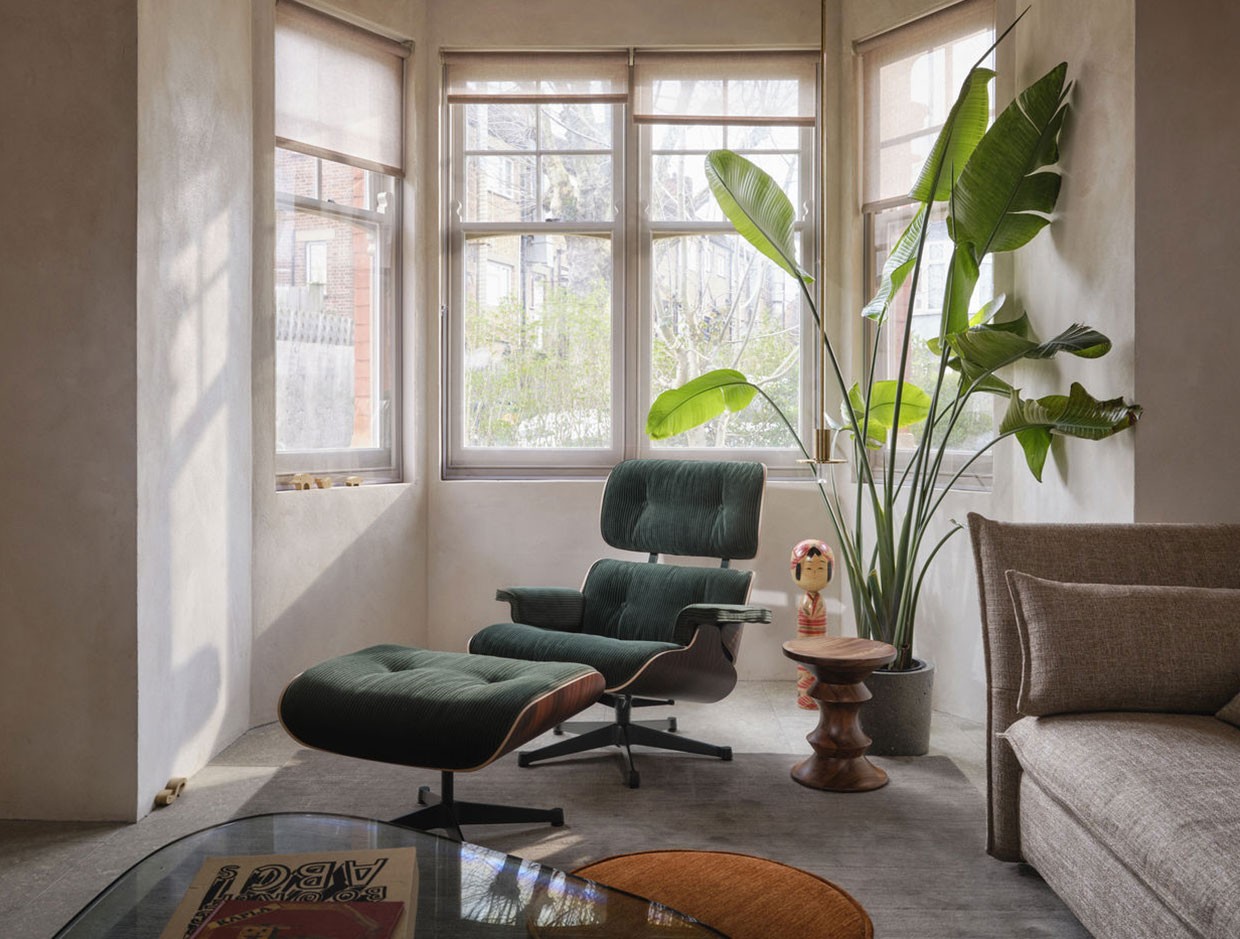 7725020_Eames-Lounge-Chair-Ottoman-Mariposa-Eames-Stool-B_v_fullbleed_1440xDpKxPW7y8952K