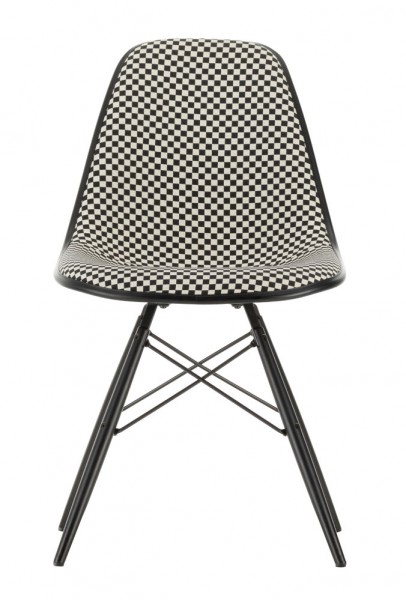 Vitra Eames Plastic Side Chair DSW mit Checker-Stoffbezug von Alexander